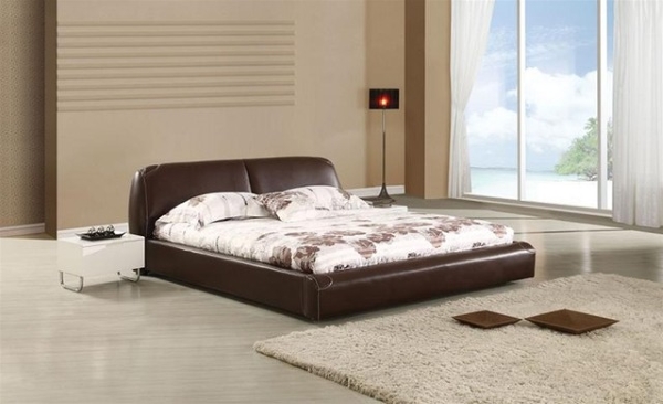 Двуспальная кровать с кожаным изголовьем